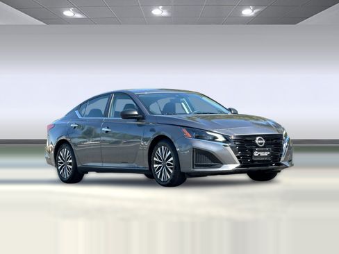 Used 2024 Nissan Altima 2.5 SV FWD image 7