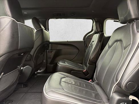 Used 2025 Chrysler Pacifica Limited FWD image 22