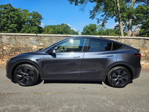 Used 2024 Tesla Model Y Long Range AWD/4WD image 8