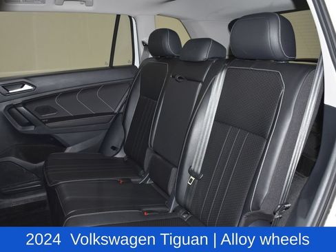 Used 2024 Volkswagen Tiguan SE AWD/4WD image 29