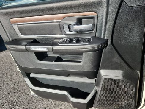 Used 2017 RAM 1500 Laramie w/ Convenience Group AWD/4WD image 8