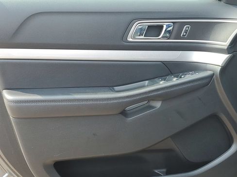 Used 2017 Ford Explorer XLT w/ Equipment Group 202A AWD/4WD image 28