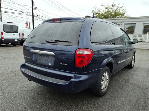 Used 2005 Chrysler Town & Country Touring w/ Leather Interior Group image 6
