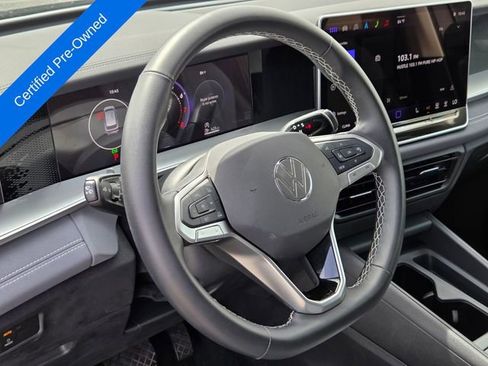 Certified 2025 Volkswagen Tiguan SE FWD image 18