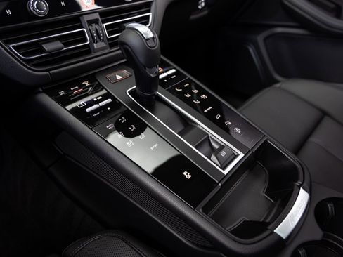 Certified 2026 Porsche Macan Base image 17