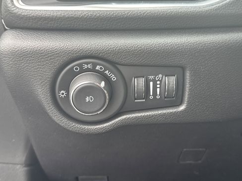 Used 2025 Chrysler Pacifica Limited image 29