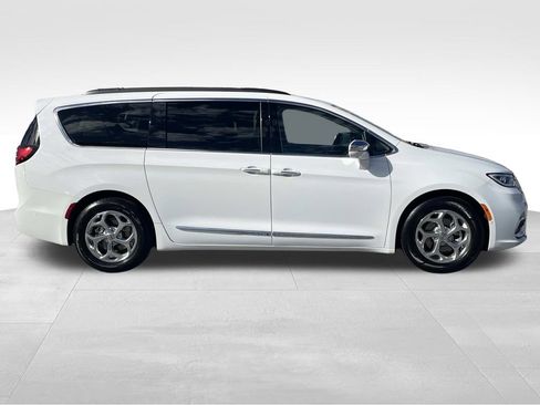 Used 2022 Chrysler Pacifica Limited image 2
