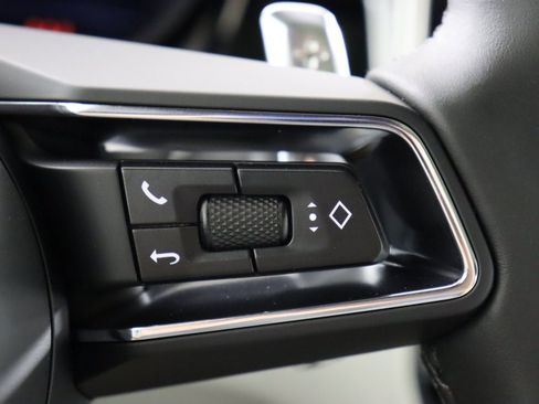 Used 2025 Porsche Macan image 19