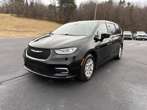 Used 2024 Chrysler Pacifica Touring-L image 26