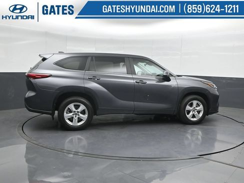 Used 2023 Toyota Highlander L FWD image 3
