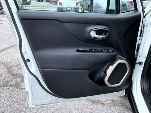 Used 2016 Jeep Renegade Latitude image 10