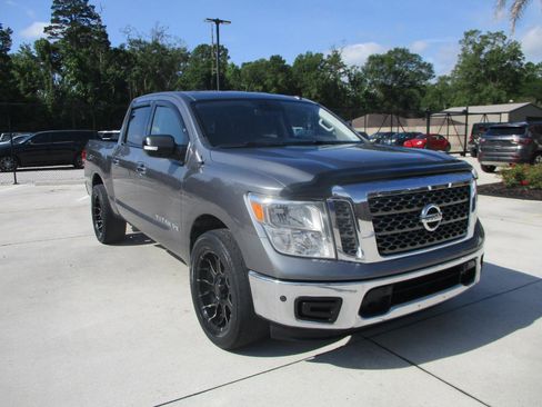 Used 2018 Nissan Titan SV w/ SV Convenience Package RWD image 4