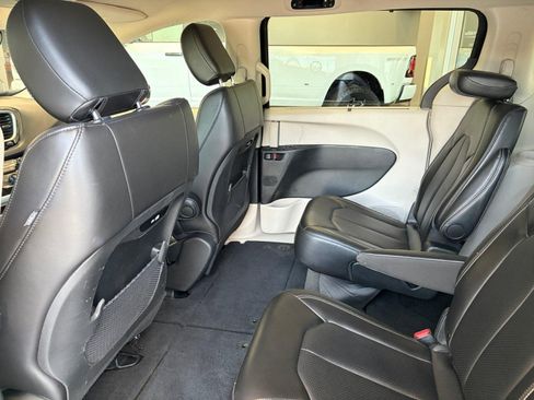 Used 2024 Chrysler Pacifica Touring-L FWD image 17