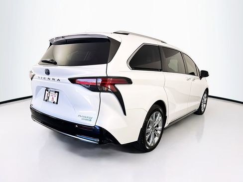 Used 2022 Toyota Sienna Platinum image 10