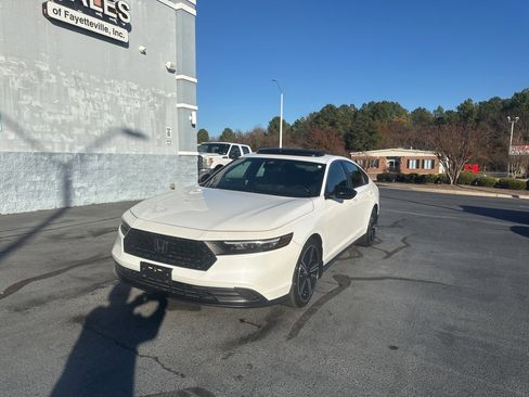 Used 2023 Honda Accord Sport image 3