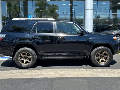 Used 2017 Toyota 4Runner SR5 w/ Convenience Package AWD/4WD image 3