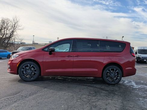 New 2026 Chrysler Pacifica Select AWD/4WD image 4