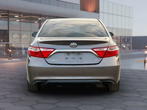 Used 2017 Toyota Camry SE w/ Moonroof Package FWD image 9