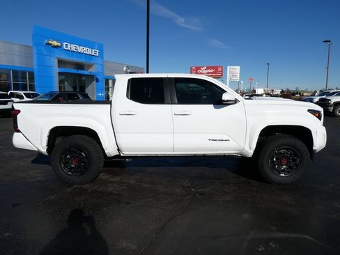 Used 2025 Toyota Tacoma TRD Sport image 4