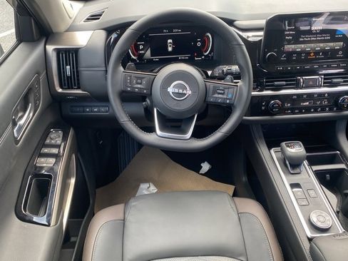 New 2025 Nissan Pathfinder Platinum w/ Black Appearance Package image 39