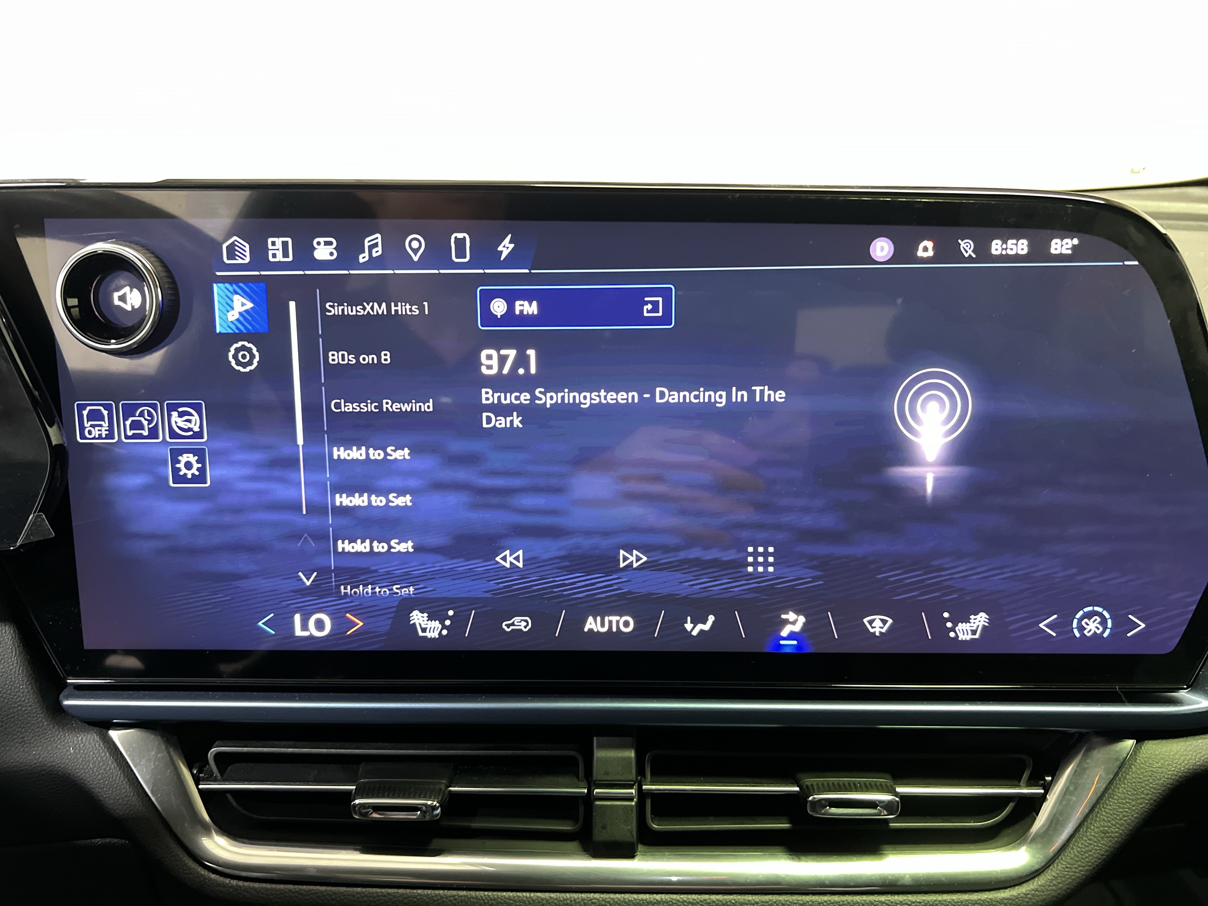 Certified 2024 Chevrolet Equinox EV LT FWD image 18