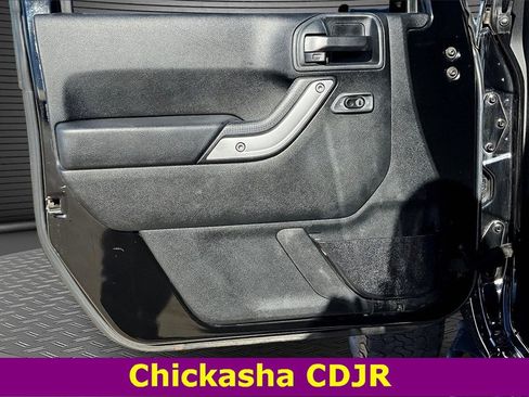 Used 2017 Jeep Wrangler Unlimited Rubicon w/ Connectivity Group image 19