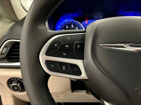 Used 2024 Chrysler Pacifica Touring-L FWD image 25