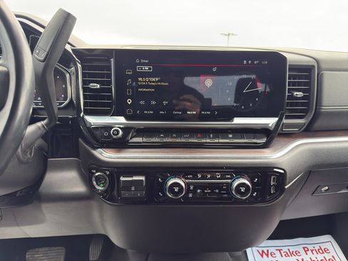 Used 2025 GMC Sierra 1500 SLT AWD/4WD image 16