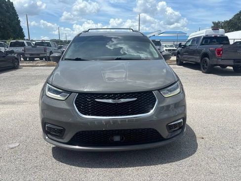 Used 2021 Chrysler Pacifica Touring-L FWD image 2