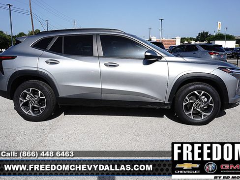 Certified 2025 Chevrolet Trax LT w/ Driver Confidence Package FWD image 35