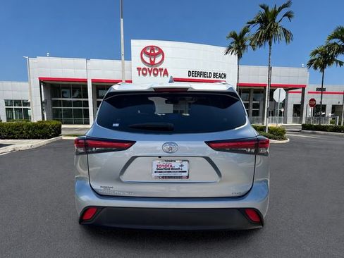 Used 2023 Toyota Highlander XLE FWD image 6