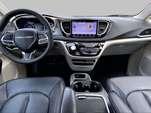 Used 2024 Chrysler Pacifica Touring-L FWD image 15