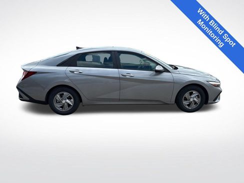 Used 2025 Hyundai Elantra SE FWD image 2