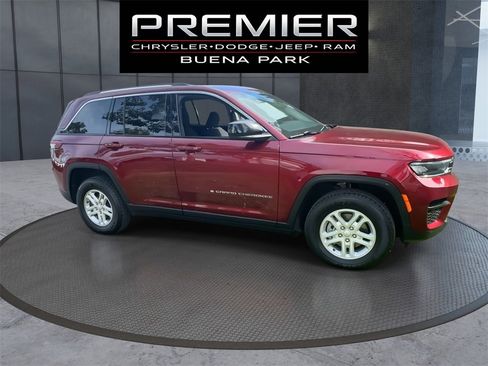 Certified 2024 Jeep Grand Cherokee Laredo image 9