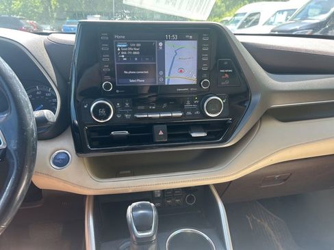 Used 2021 Toyota Highlander XLE AWD/4WD image 16