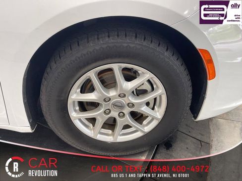 Used 2022 Chrysler Pacifica Touring-L image 49