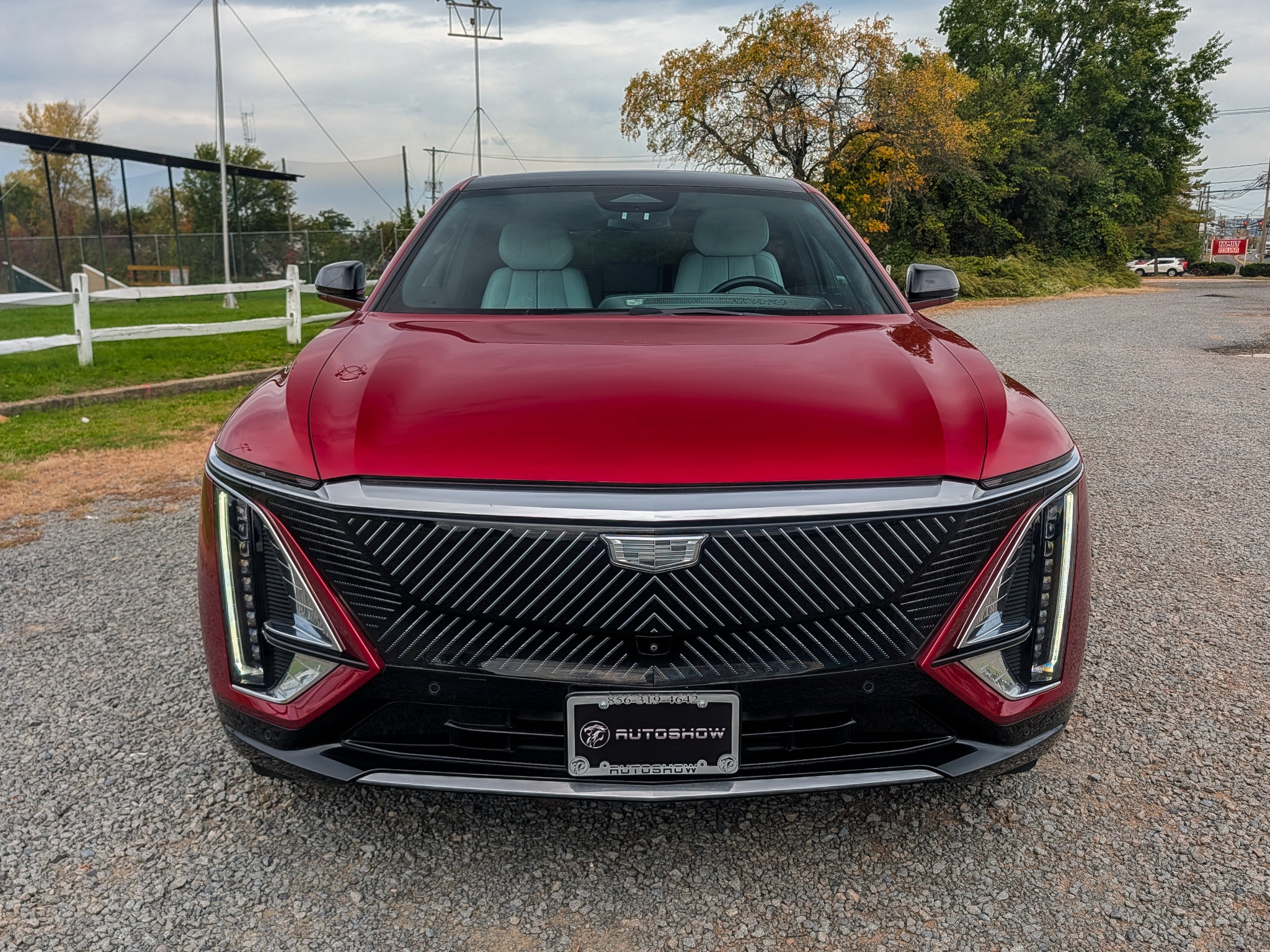 Used 2024 Cadillac Lyriq Luxury AWD/4WD image 2