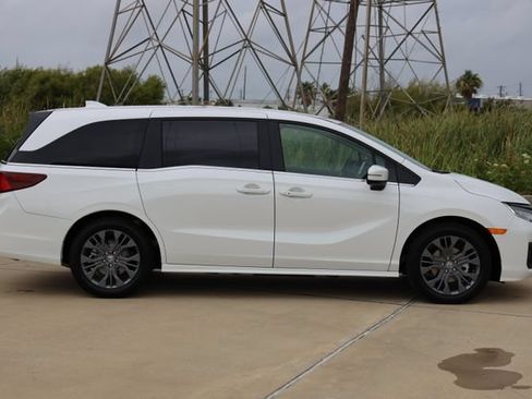 New 2026 Honda Odyssey Touring image 4
