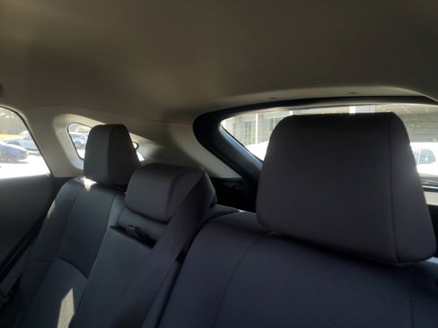 Used 2023 Toyota Venza LE image 9