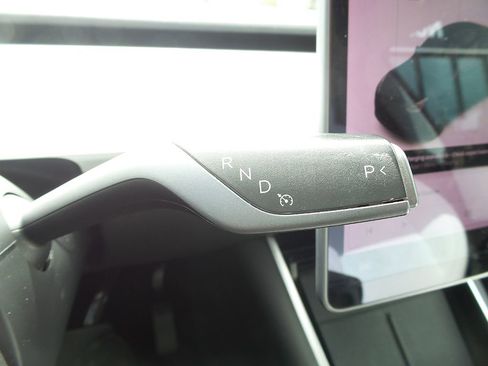 Used 2021 Tesla Model Y Long Range AWD/4WD image 32
