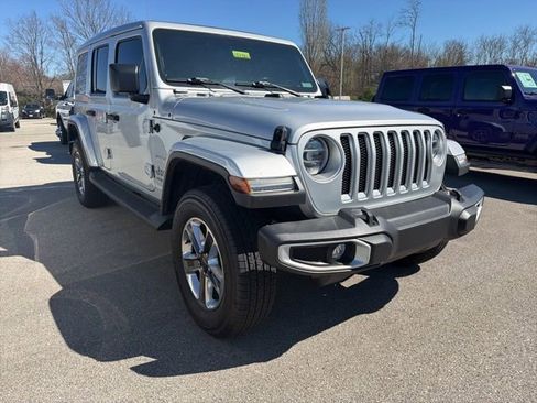 Used 2022 Jeep Wrangler Unlimited Sahara w/ LED Lighting Group AWD/4WD image 6