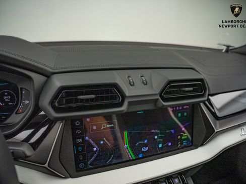 Used 2025 Lamborghini Urus SE image 25