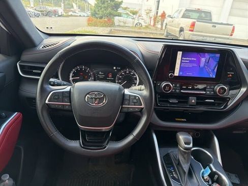 Used 2023 Toyota Highlander XSE image 2