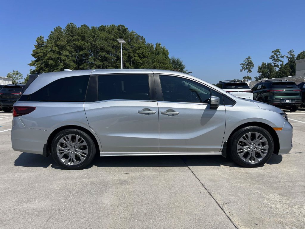 Used 2025 Honda Odyssey Touring image 2