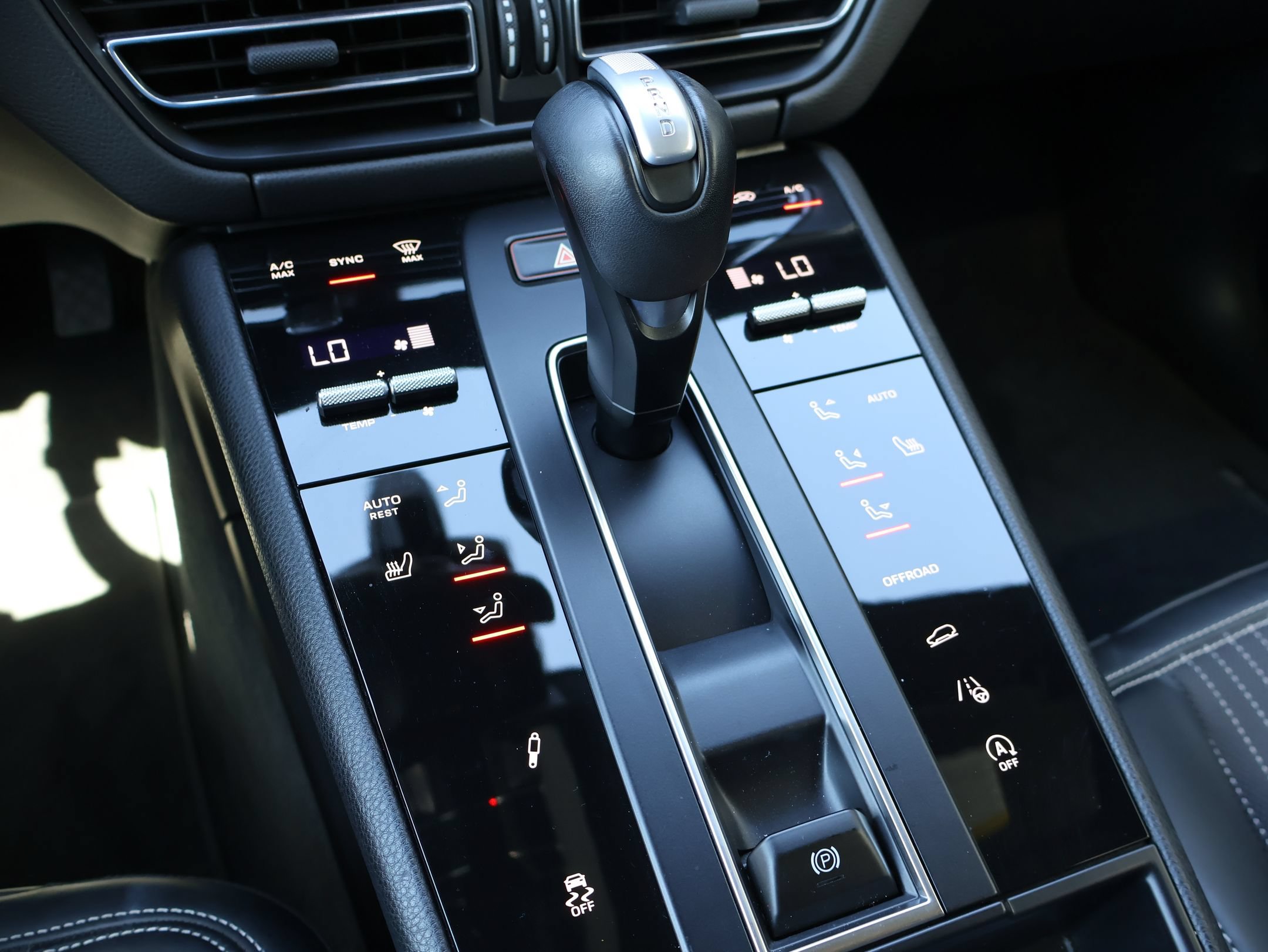 Used 2024 Porsche Macan Turbo AWD/4WD image 26