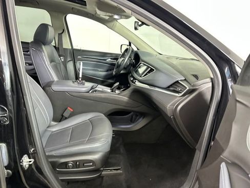 Used 2018 Buick Enclave Essence image 28