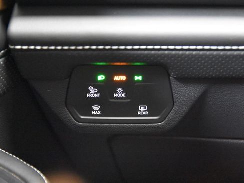 Used 2024 Volkswagen Atlas SE AWD/4WD image 18