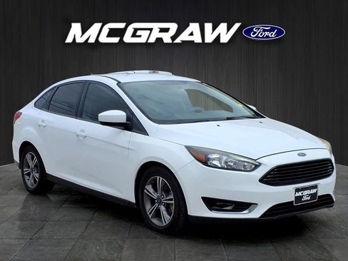 Used 2018 Ford Focus SE w/ SE Appearance Package FWD image 5