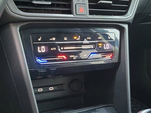 Used 2025 Volkswagen Taos SE image 27