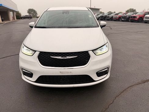 Used 2023 Chrysler Pacifica Touring-L FWD image 6